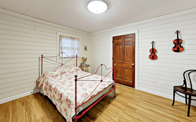 photo 4 of Retro-chic 1920s Bungalow - 2 Bedroom Cabin