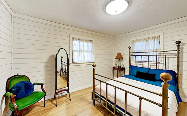 photo 5 of Retro-chic 1920s Bungalow - 2 Bedroom Cabin