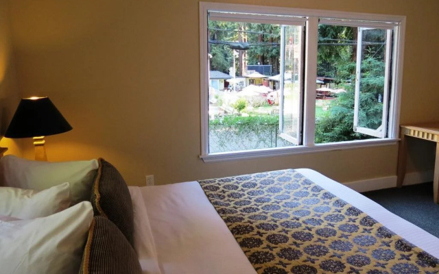 photo 2 of Rio Nido Lodge