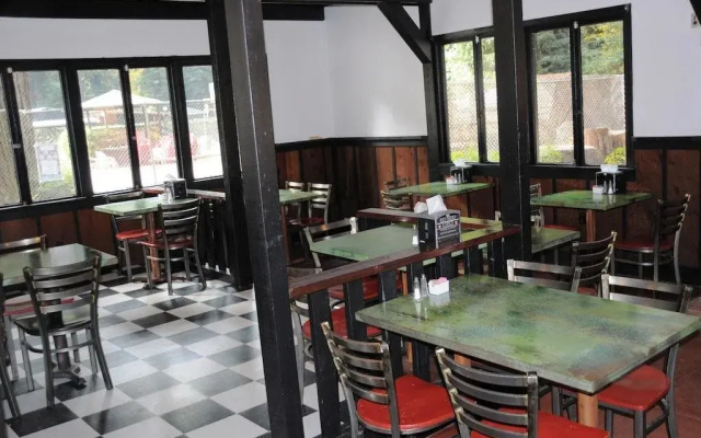 photo 3 of Rio Nido Lodge
