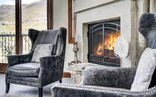 photo 3 of 2 BR Ritz-Carlton Chic Décor Valley Views Condo by RedAwning - Save 20% on 7+ Nights!