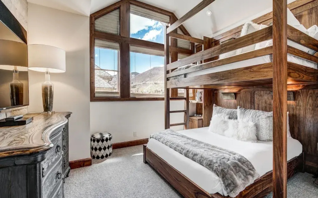 photo 4 of 2 BR Ritz-Carlton Chic Décor Valley Views Condo by RedAwning - Save 20% on 7+ Nights!