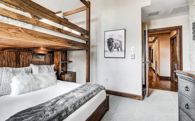 photo 5 of 2 BR Ritz-Carlton Chic Décor Valley Views Condo by RedAwning - Save 20% on 7+ Nights!