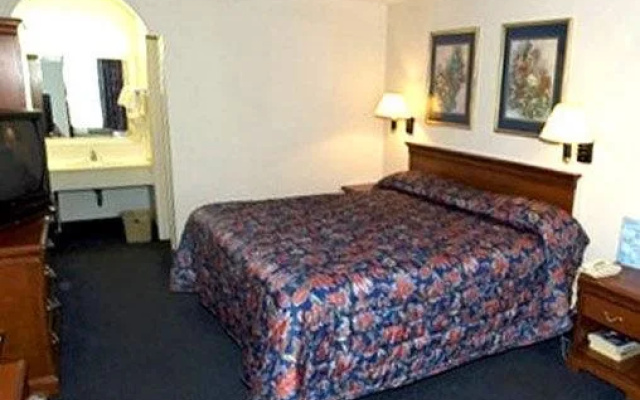 photo 4 of Executive Inn