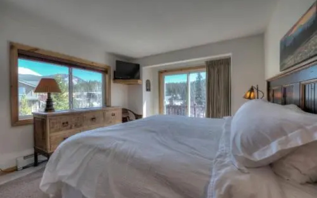 photo 4 of River Park Lodge: a Getaway with a Gorgeous View!