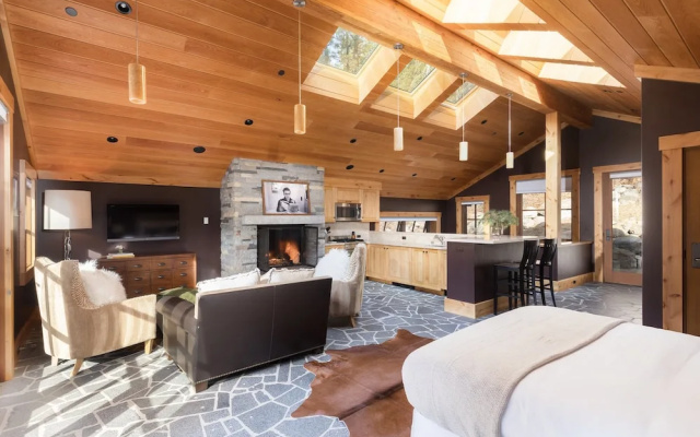 photo 4 of Hunter by AvantStay | Riverfront Cabin w/ Prvt Cottage | 10Mins from Squaw