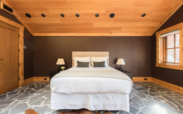 photo 5 of Hunter by AvantStay | Riverfront Cabin w/ Prvt Cottage | 10Mins from Squaw