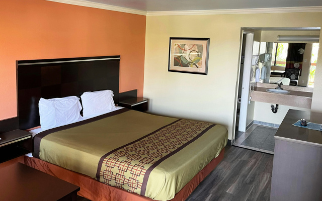 photo 2 of Rivera Inn & Suites Motel Pico Rivera