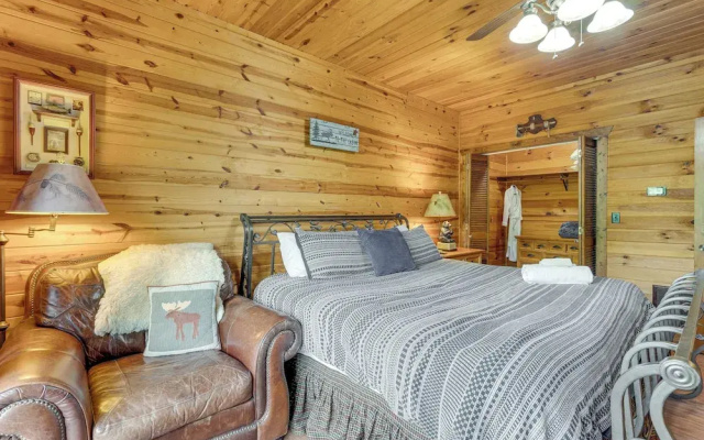 photo 4 of Private Hot Tub: Riverfront Cabin in Murphy