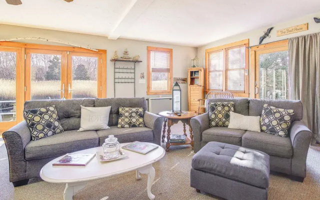photo 4 of Riverfront Kingston Cottage w/ Deck, 2 Mi to Beach