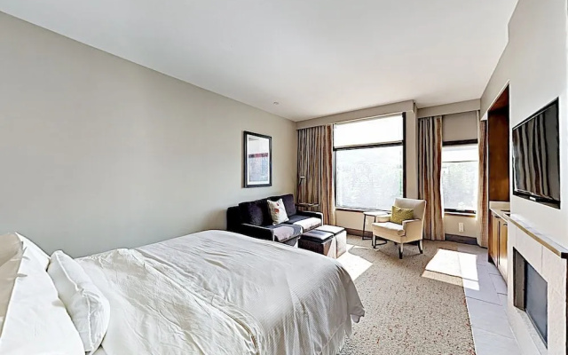 photo 5 of Riverfront Studio W/ Pool Studio Bedroom Hotel Room