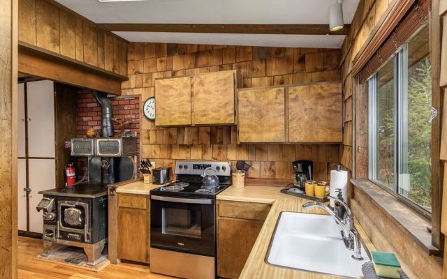 photo 5 of Rivers Edge 2 Bedroom Home by NW Comfy Cabins by RedAwning