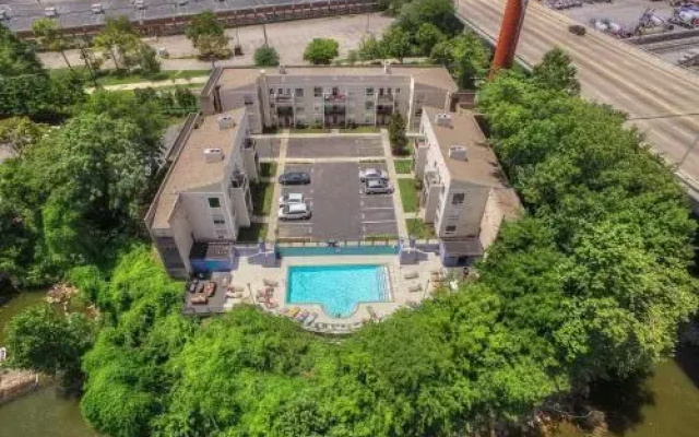 photo 5 of Riverside Condo Near Downtown by RedAwning