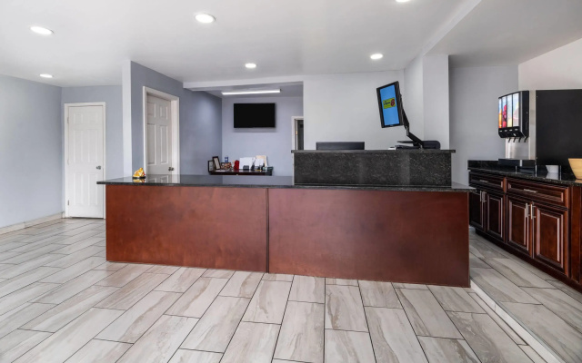 photo 2 of Super 8 by Wyndham Portsmouth - Norfolk