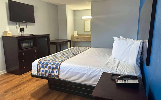 photo 5 of Super 8 by Wyndham Portsmouth - Norfolk