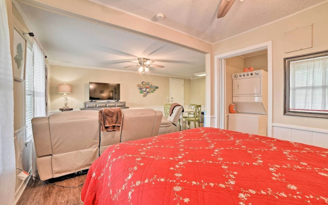 photo 4 of Rockport Bayfront Studio w/ Patio: 'casa Familia'