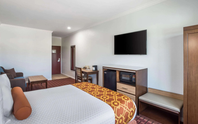 photo 4 of Rodeway Inn & Suites Pasadena