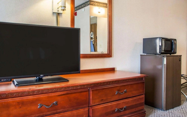 photo 4 of Rodeway Inn & Suites Milwaukee Airport
