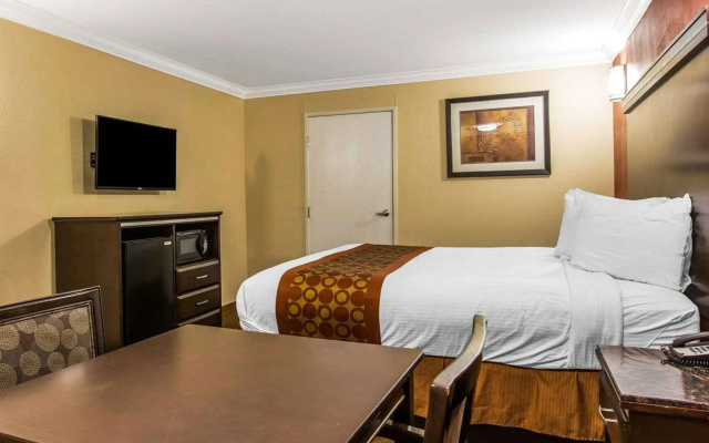 photo 5 of Rodeway Inn & Suites Corona