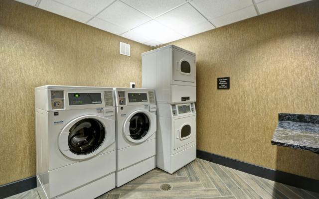photo 3 of Hampton Inn & Suites Detroit/Warren