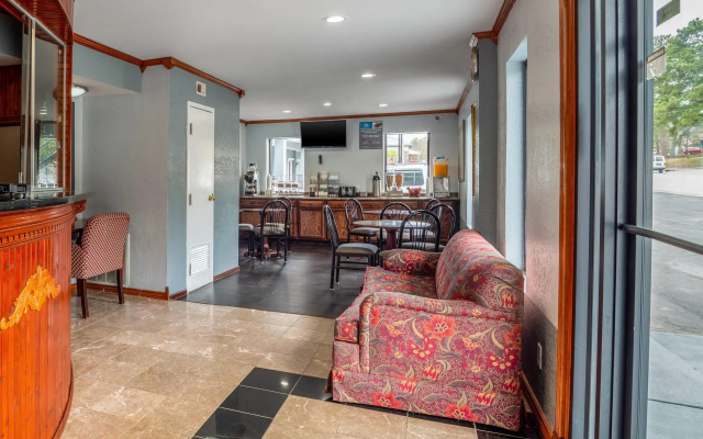 photo 2 of Rodeway Inn & Suites Fort Jackson