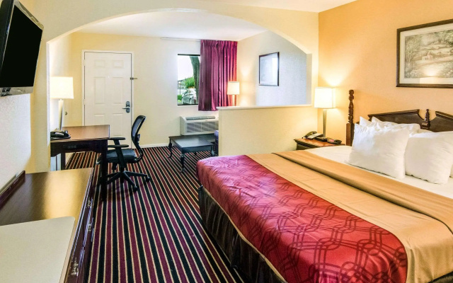 photo 4 of Rodeway Inn & Suites Highway 290 Northwest