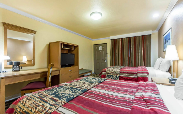 photo 3 of Inn By the Coliseum