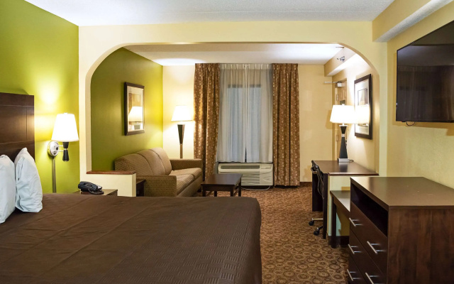 photo 3 of Rodeway Inn & Suites Clarksville near Governors Square Mall