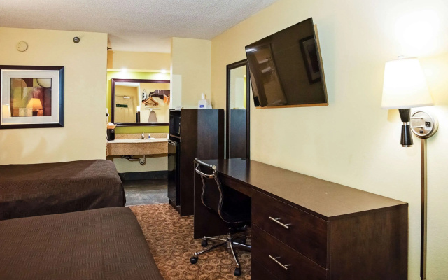 photo 4 of Rodeway Inn & Suites Clarksville near Governors Square Mall
