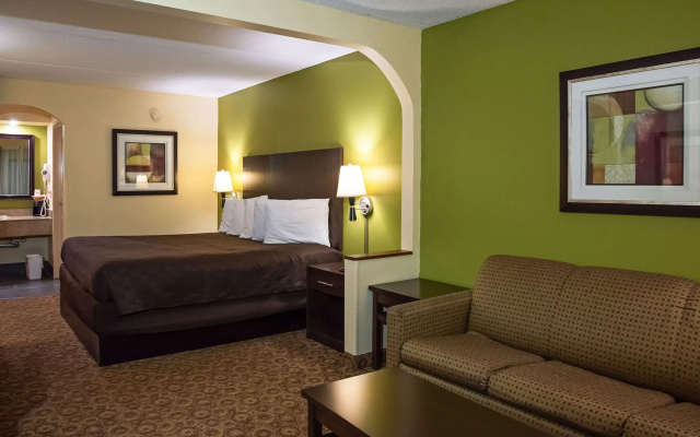 photo 5 of Rodeway Inn & Suites Clarksville near Governors Square Mall