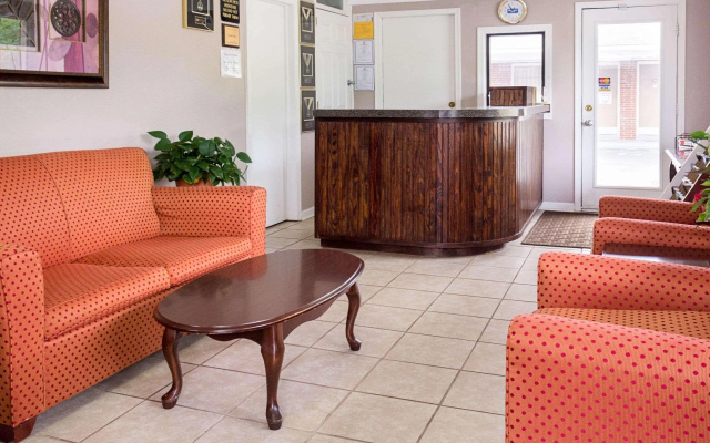 photo 2 of Rodeway Inn & Suites Williamsburg