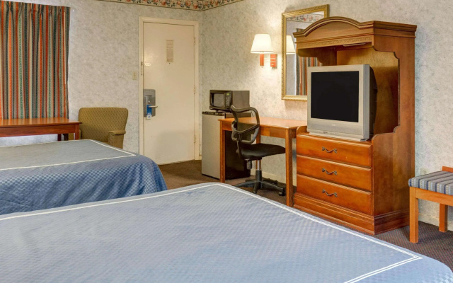 photo 3 of Rodeway Inn & Suites Williamsburg