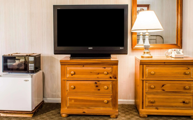 photo 4 of Rodeway Inn Akron
