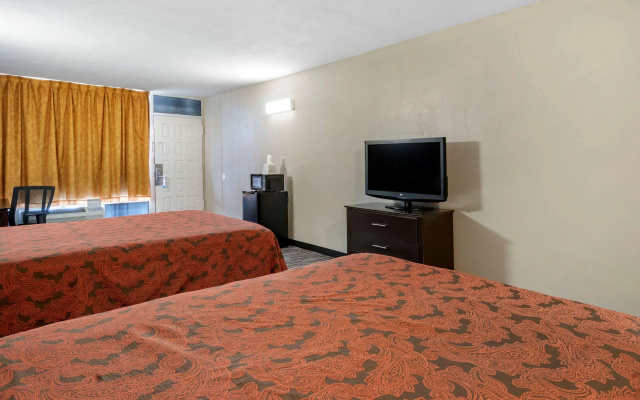 photo 3 of Rodeway Inn Clearwater - Largo