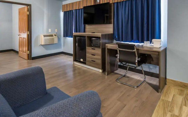 photo 2 of Rodeway Inn Carrollton