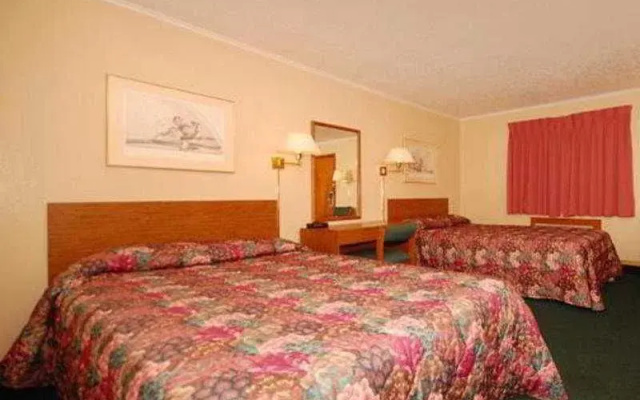 photo 2 of Rodeway Inn Des Moines