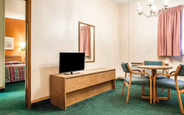 photo 3 of Rodeway Inn Des Moines