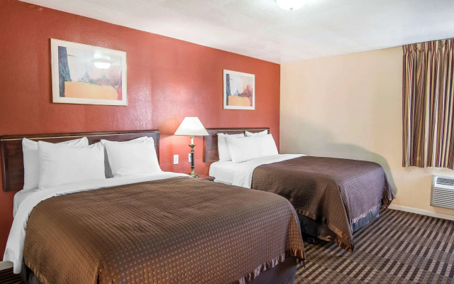 photo 3 of Rodeway Inn Medford South I-5