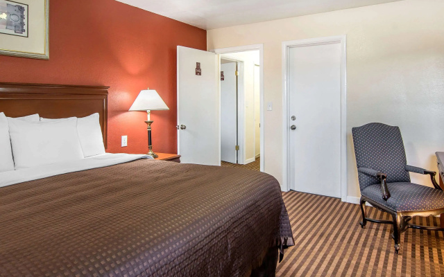 photo 5 of Rodeway Inn Medford South I-5