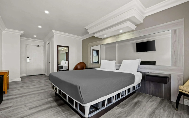 photo 2 of Rodeway Inn Santa Ana - Garden Grove