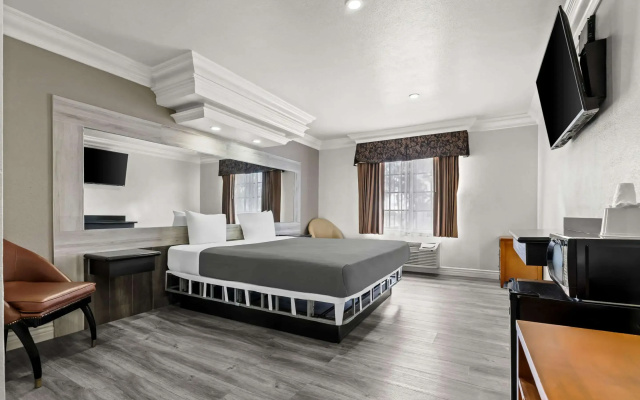 photo 3 of Rodeway Inn Santa Ana - Garden Grove