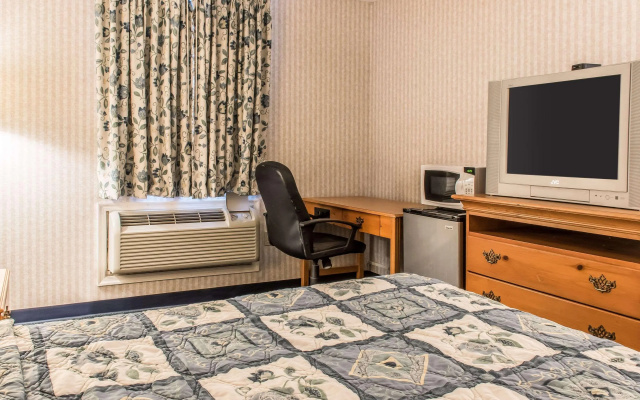 photo 5 of Rodeway Inn Amish Country