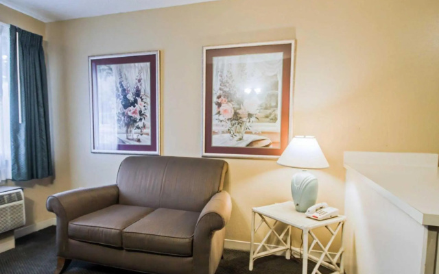 photo 3 of Rodeway Inn & Suites Haines City - Winter Haven