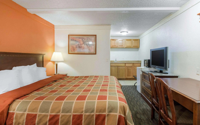 photo 5 of Rodeway Inn Auburn Hills - Detroit