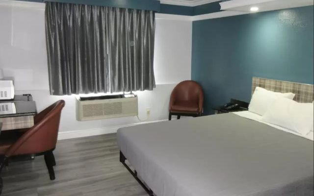 photo 2 of Rodeway Inn Commerce - Los Angeles