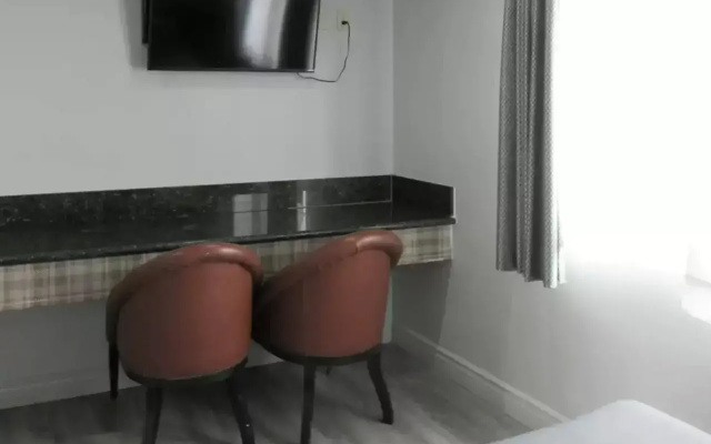 photo 4 of Rodeway Inn Commerce - Los Angeles