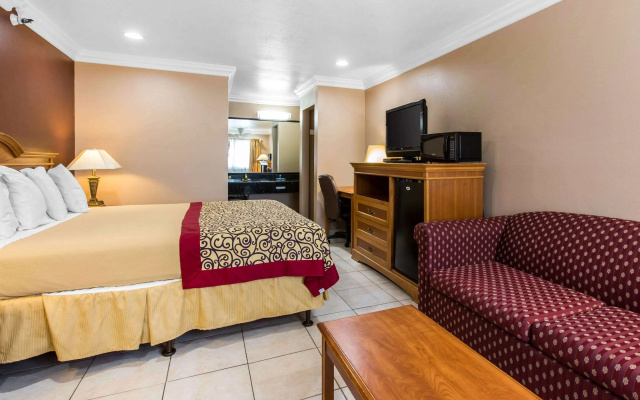 photo 2 of Rodeway Inn Cypress - Buena Park