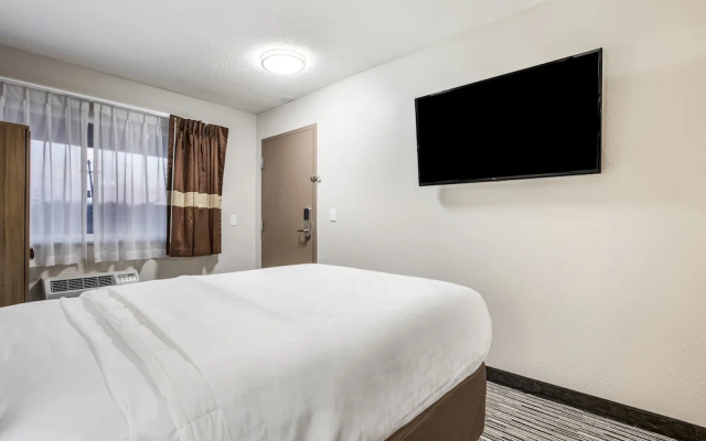 photo 4 of Rodeway Inn East Lansing University Area