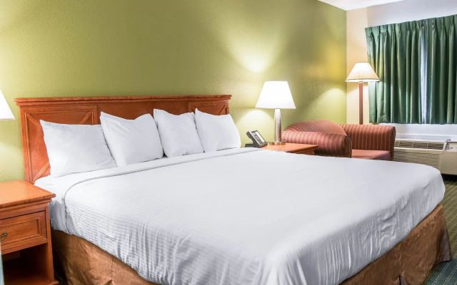 photo 3 of Rodeway Inn Grand Haven