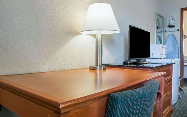 photo 4 of Rodeway Inn Grand Haven